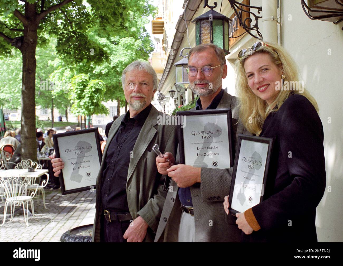 Oslo 19990530: Autor Leif Davidsen, Dänemark (MID) erhält den Literaturpreis „The Glass Key“ für seinen Kriminalroman „Lime`s image“. Auf dem Foto auch die Autoren Liza Marklund und Jan Mehlum, die Preise erhielten. Foto: Vibeke Johnsen / NTB / NTB Stockfoto